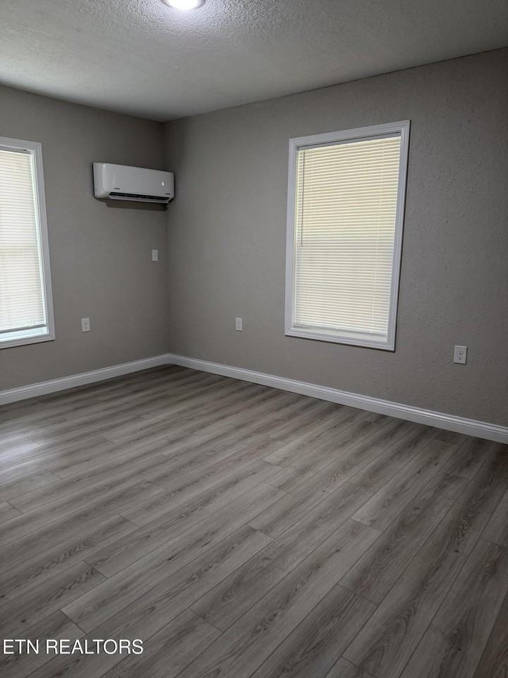 146 Roberts St - Photo 7 of 14