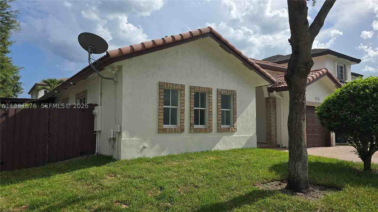 15826 Sw 138th Ter - Photo 2 of 32