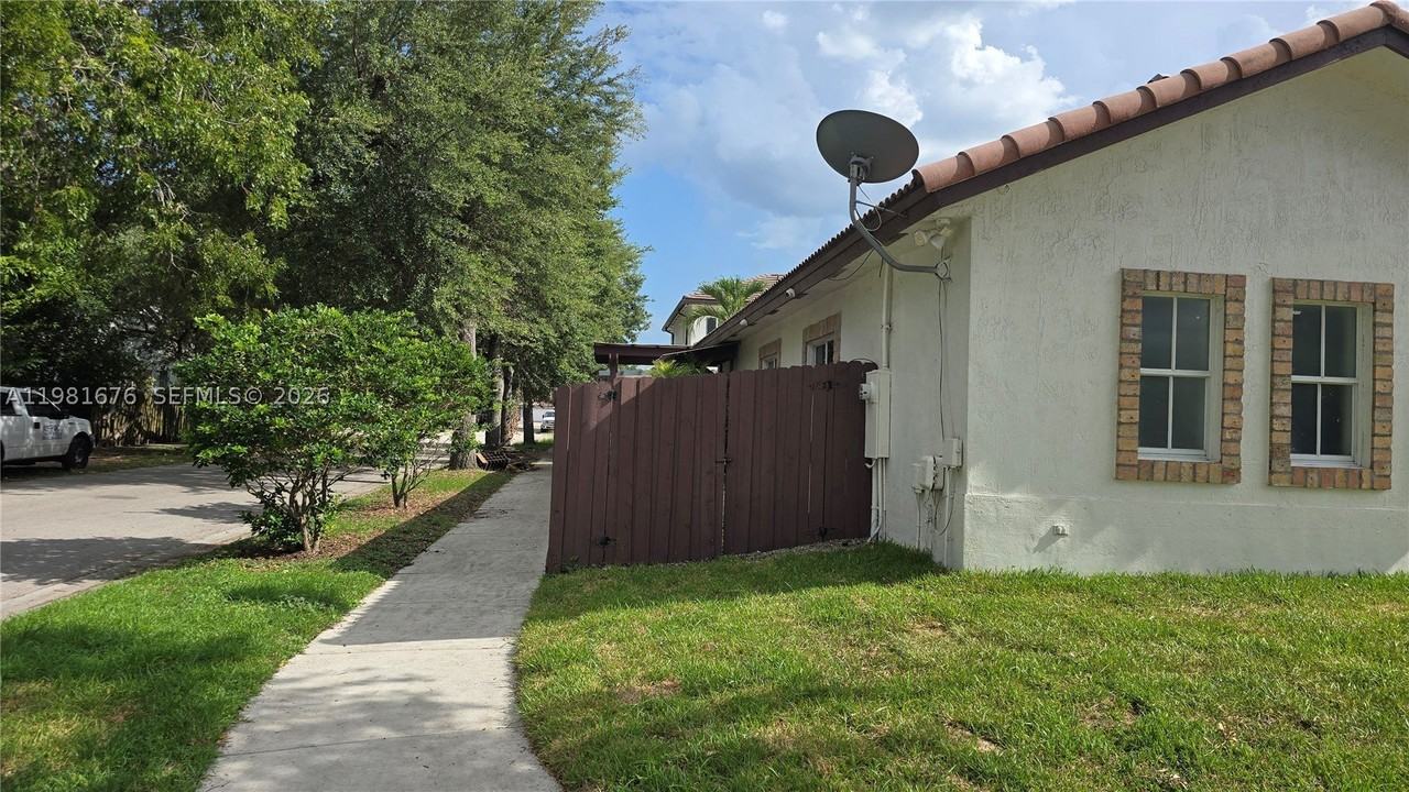 15826 Sw 138th Ter - Photo 3 of 32