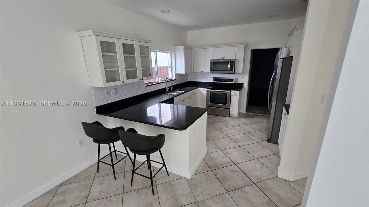 15826 Sw 138th Ter - Photo 7 of 32