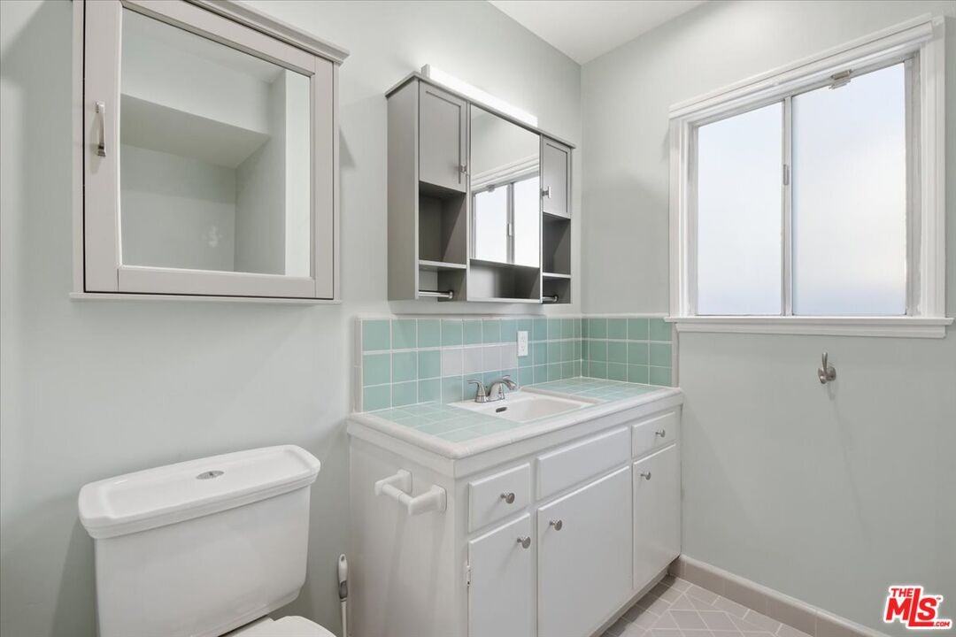 12818 Hatteras St - Photo 3 of 8