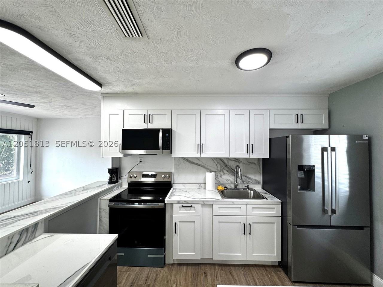 540 Ne 61st St - Photo 4 of 24