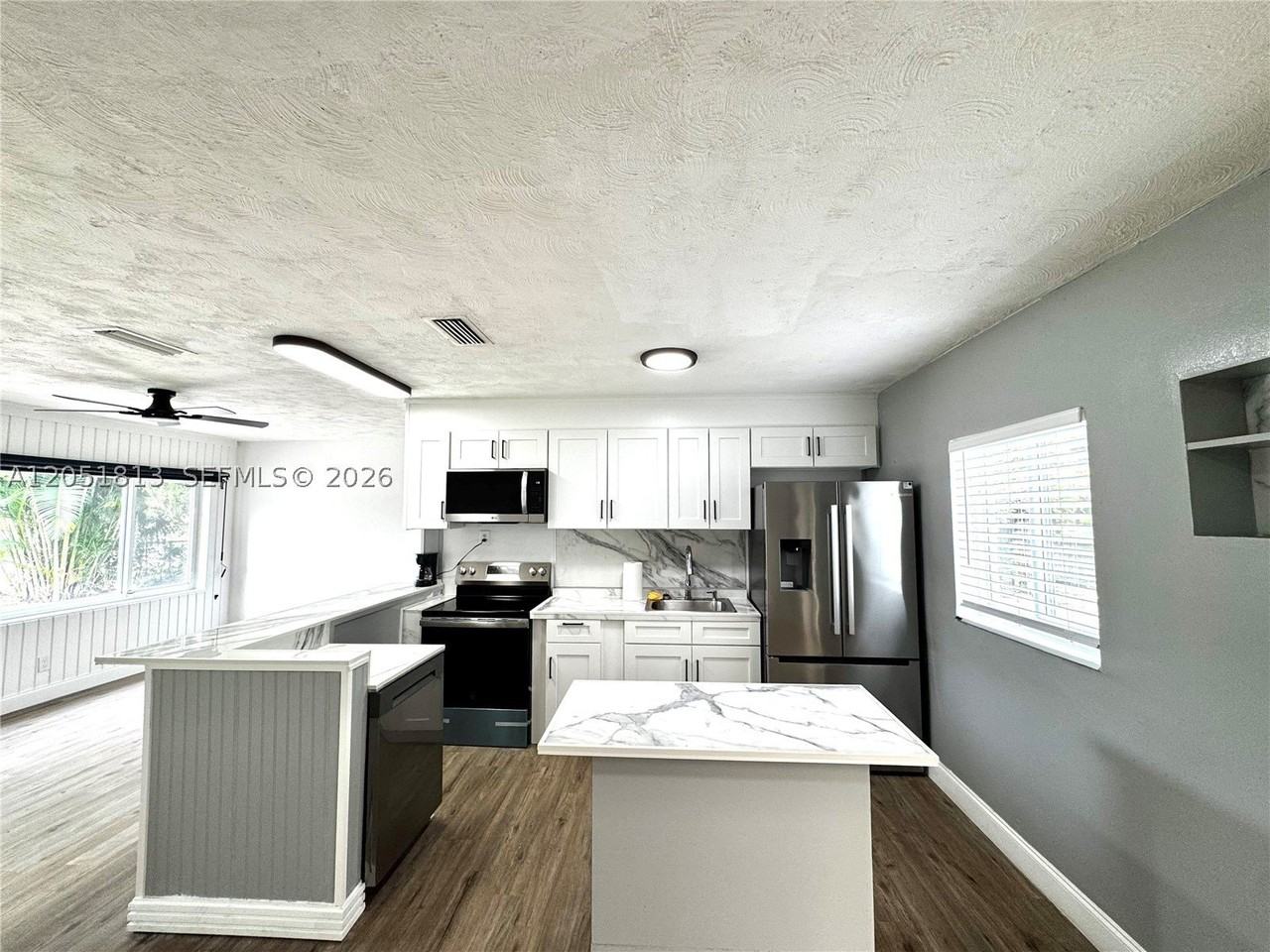 540 Ne 61st St - Photo 5 of 24