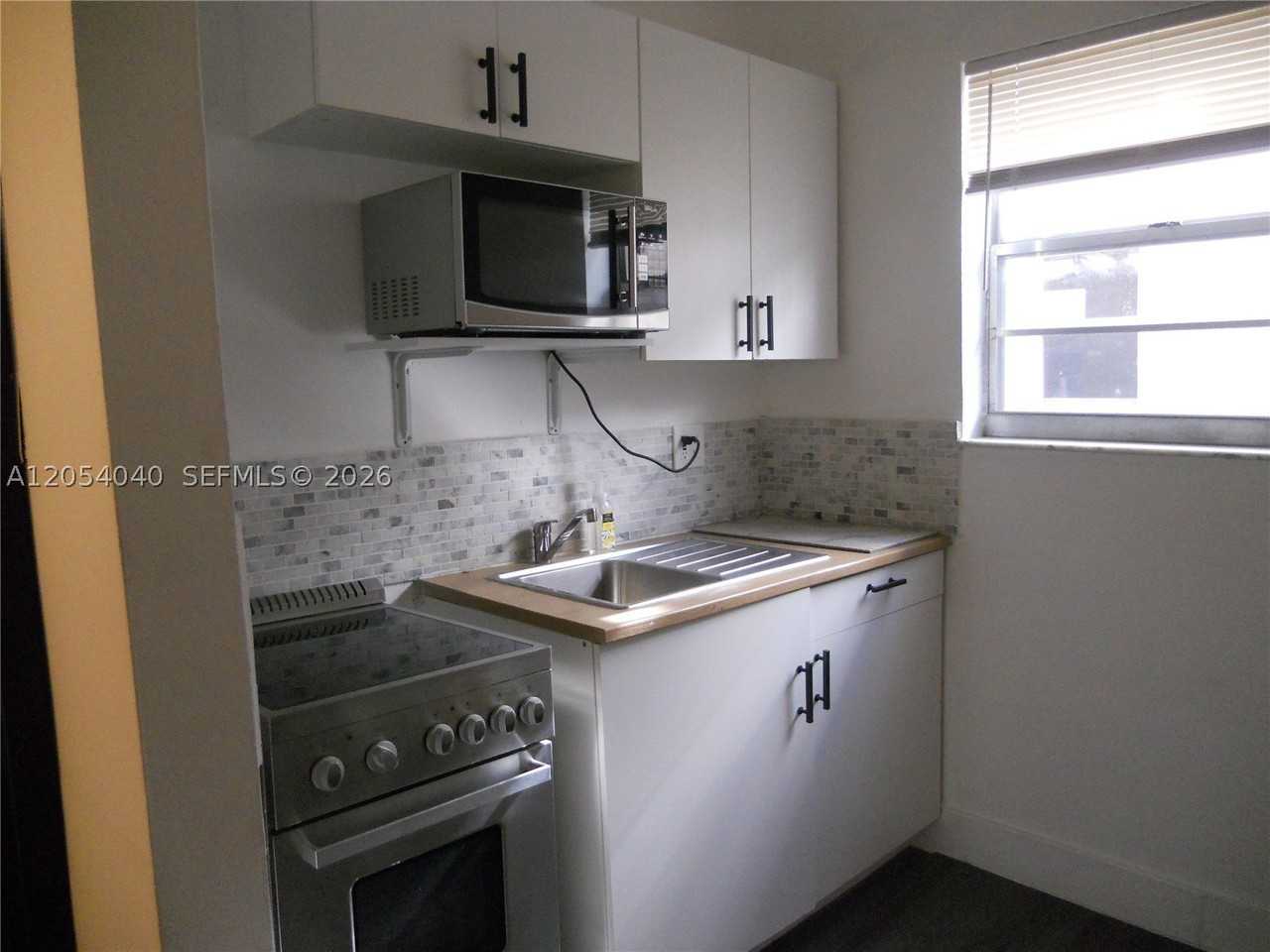 1043 Nw 2nd St #9 - Photo 4 of 10