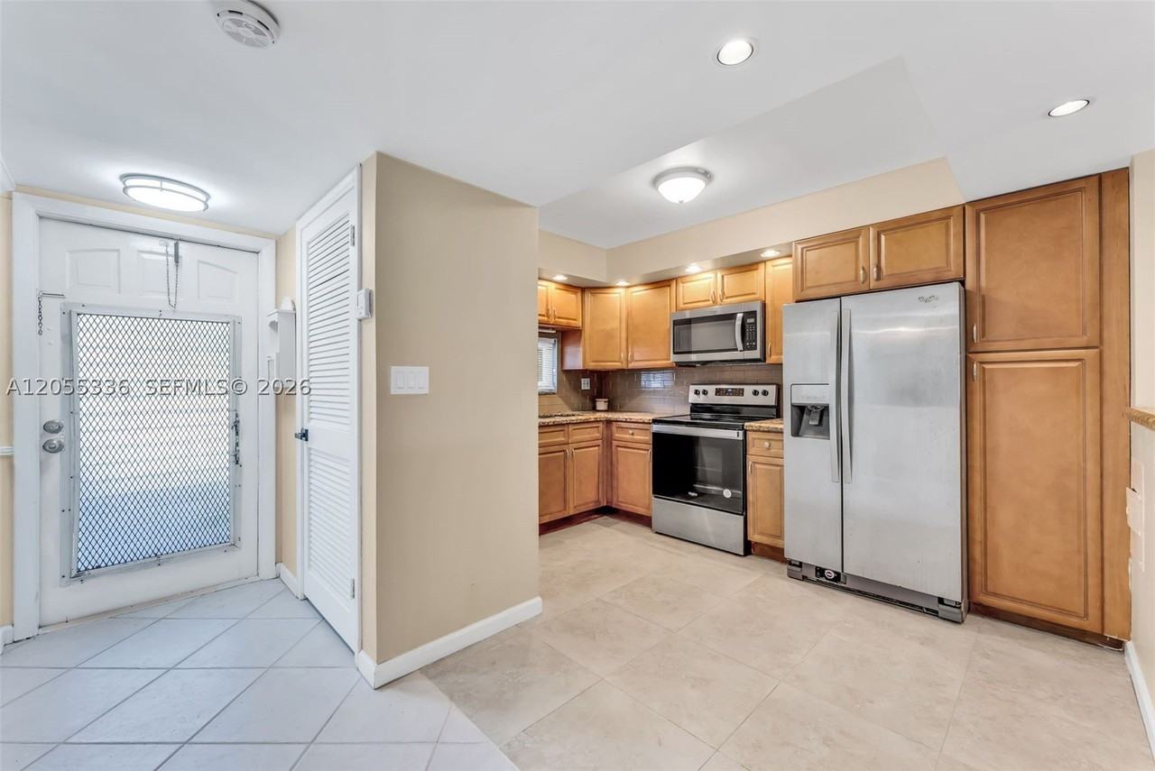 9811 N Hollybrook Lake Dr #103 - Photo 3 of 26