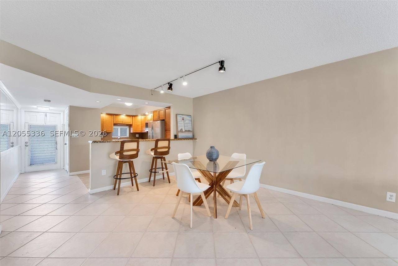 9811 N Hollybrook Lake Dr #103 - Photo 7 of 26