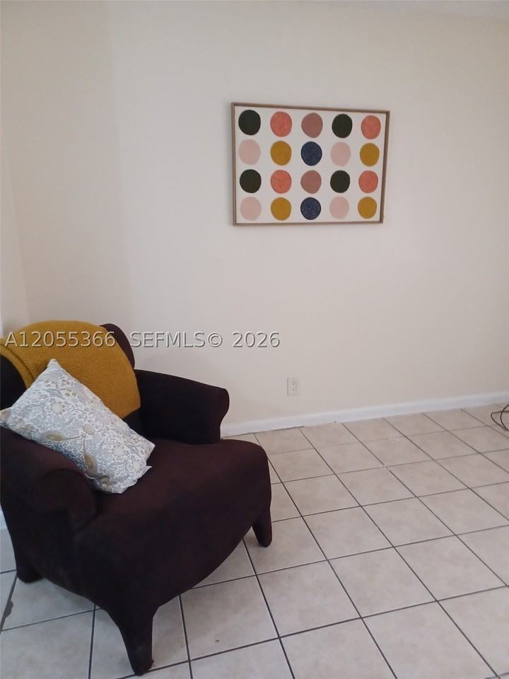 234 Sw 14th Ave - Photo 2 of 6