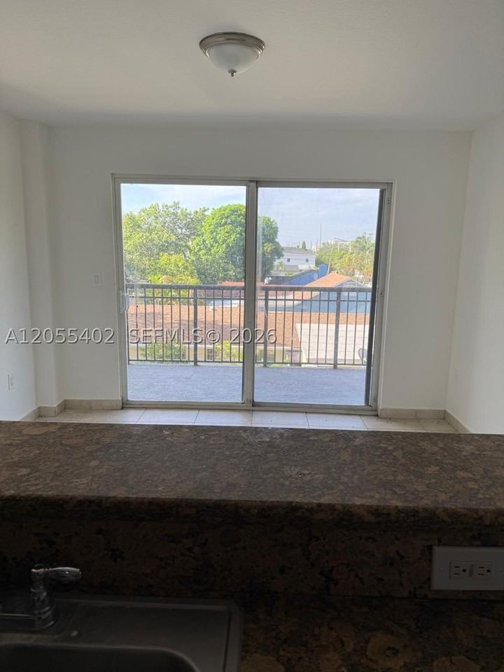 Sw 225th St #304 - Photo 4 of 10