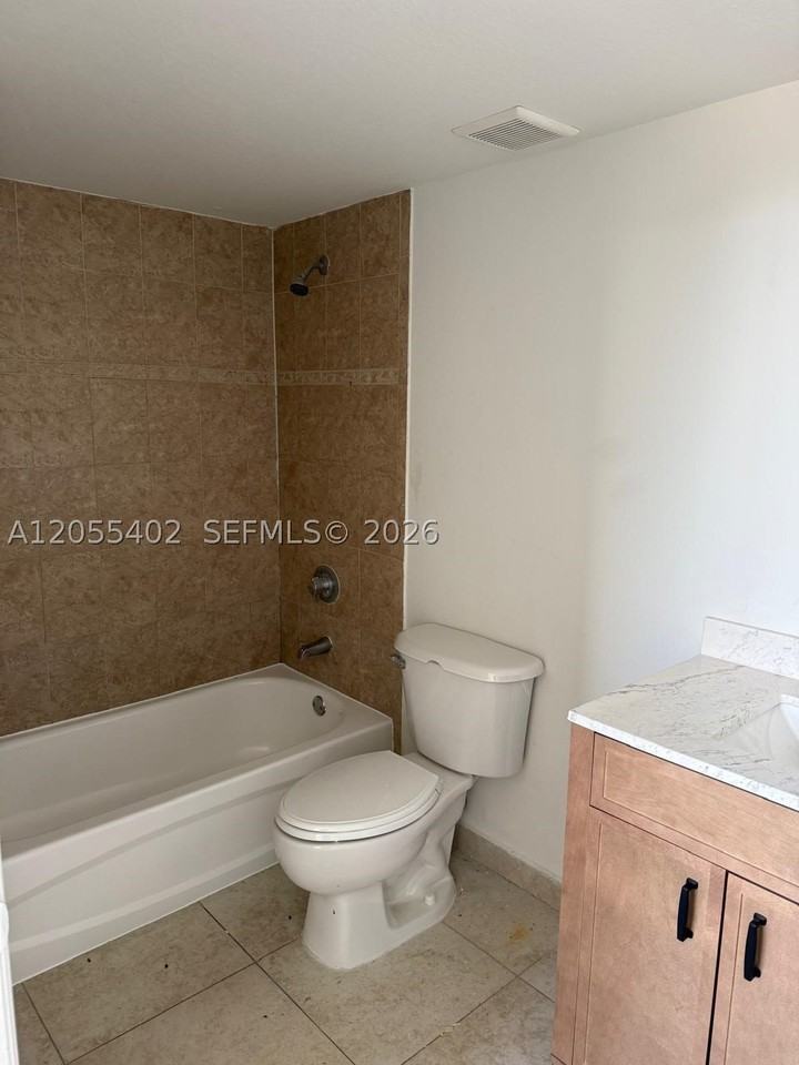 Sw 225th St #304 - Photo 5 of 10