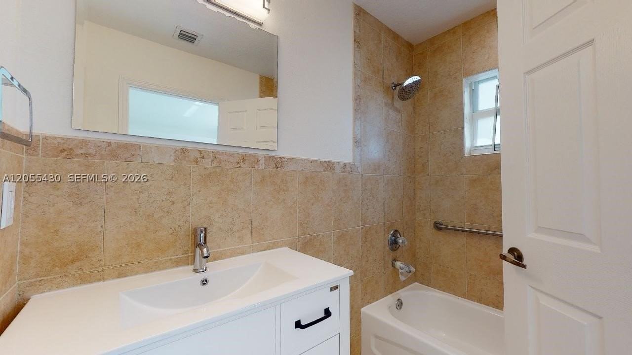 323 SW 36Ave #323 - Photo 3 of 10