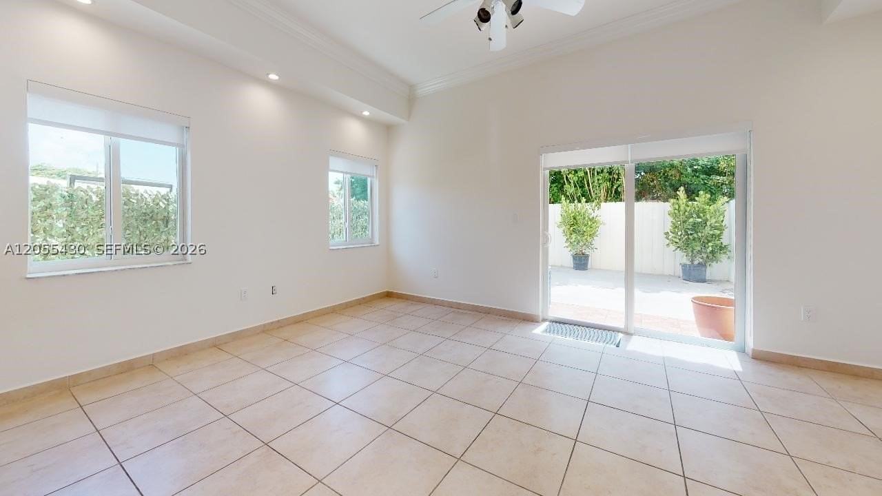 323 SW 36Ave #323 - Photo 4 of 10