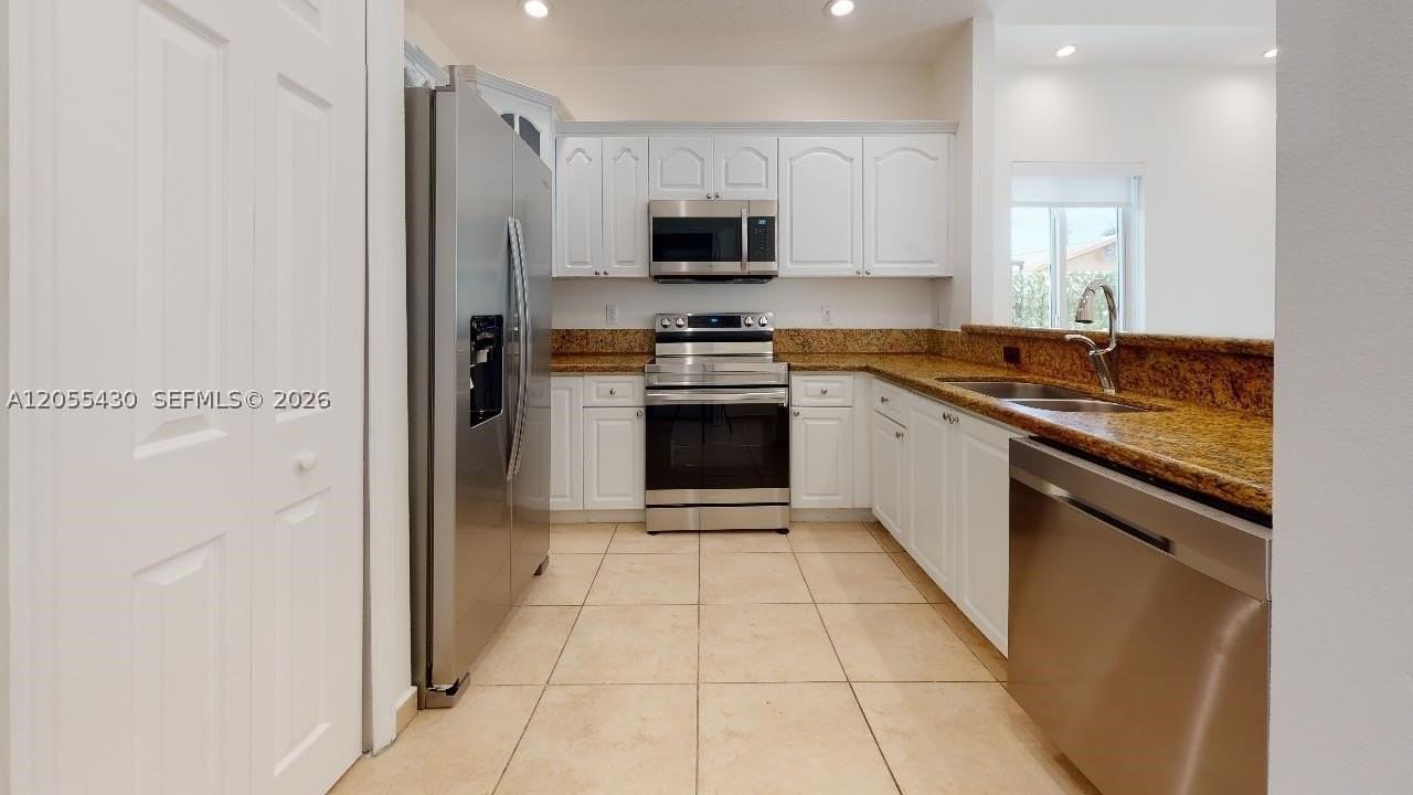 323 SW 36Ave #323 - Photo 5 of 10