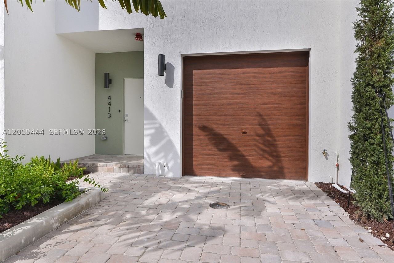 4413 Nw 9th St - Photo 2 of 15