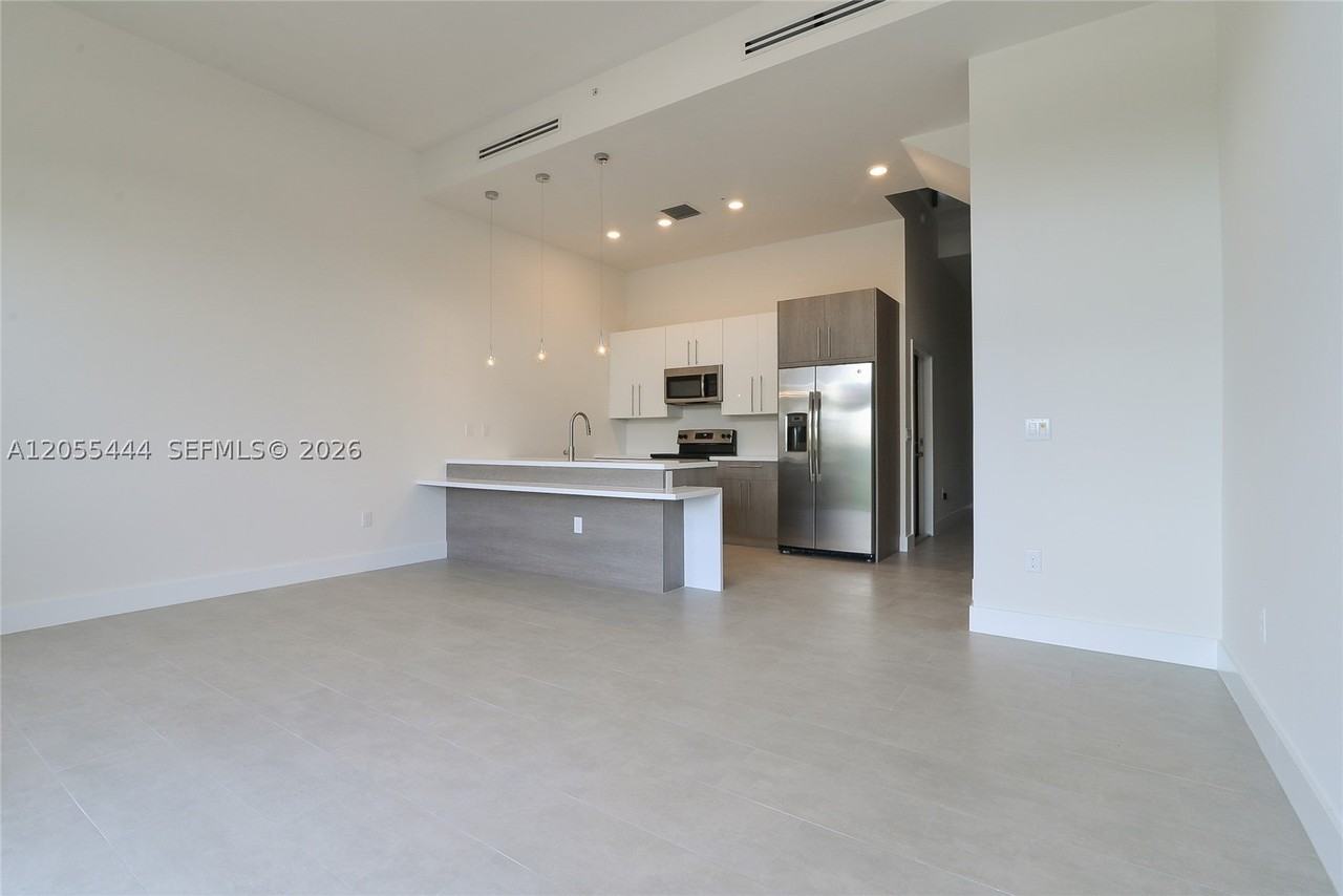 4413 Nw 9th St - Photo 4 of 15