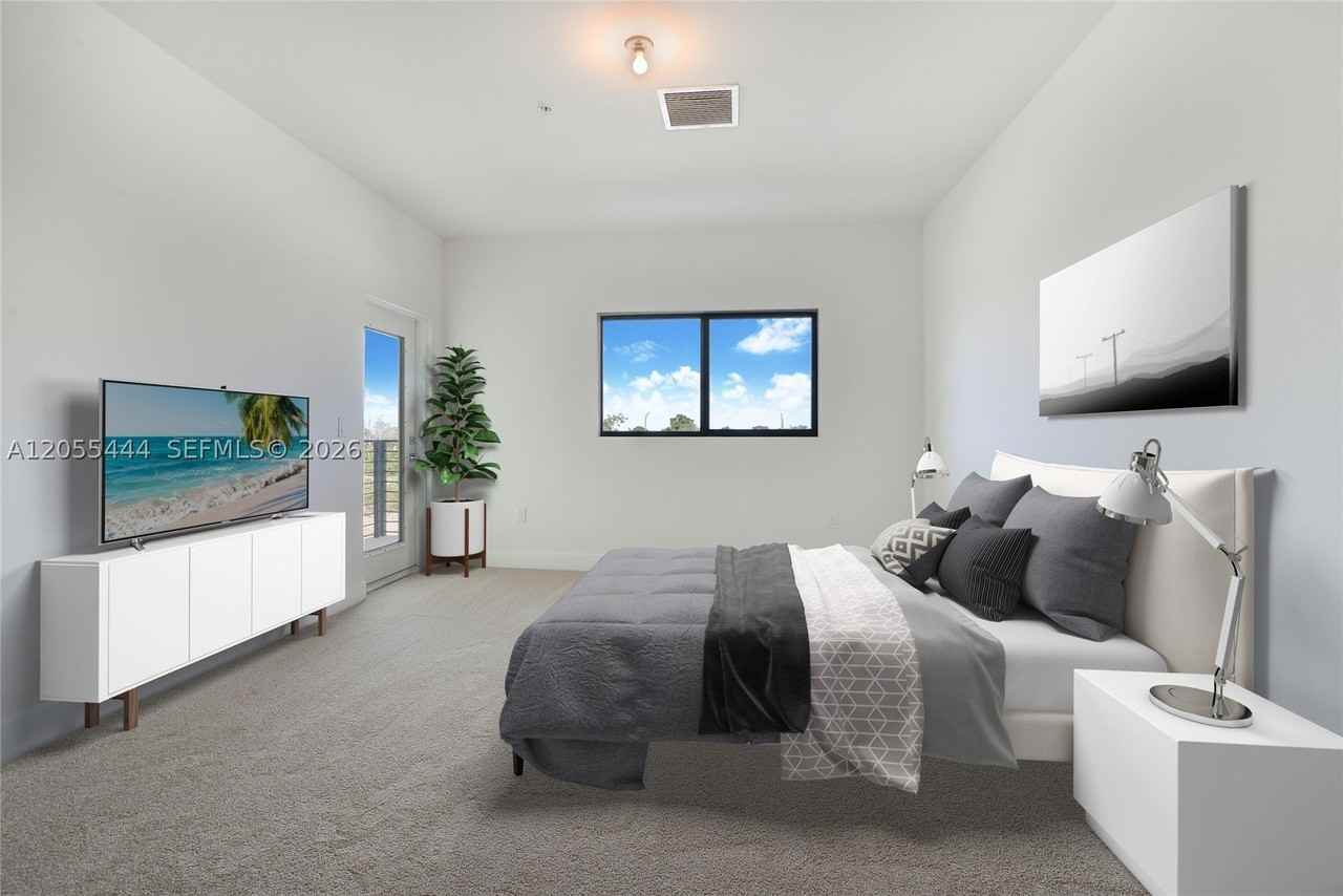 4413 Nw 9th St - Photo 5 of 15