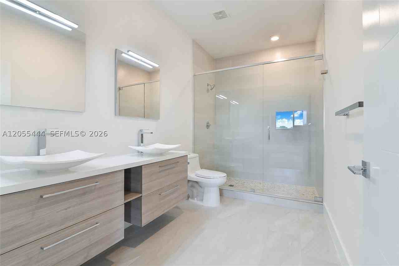 4413 Nw 9th St - Photo 6 of 15