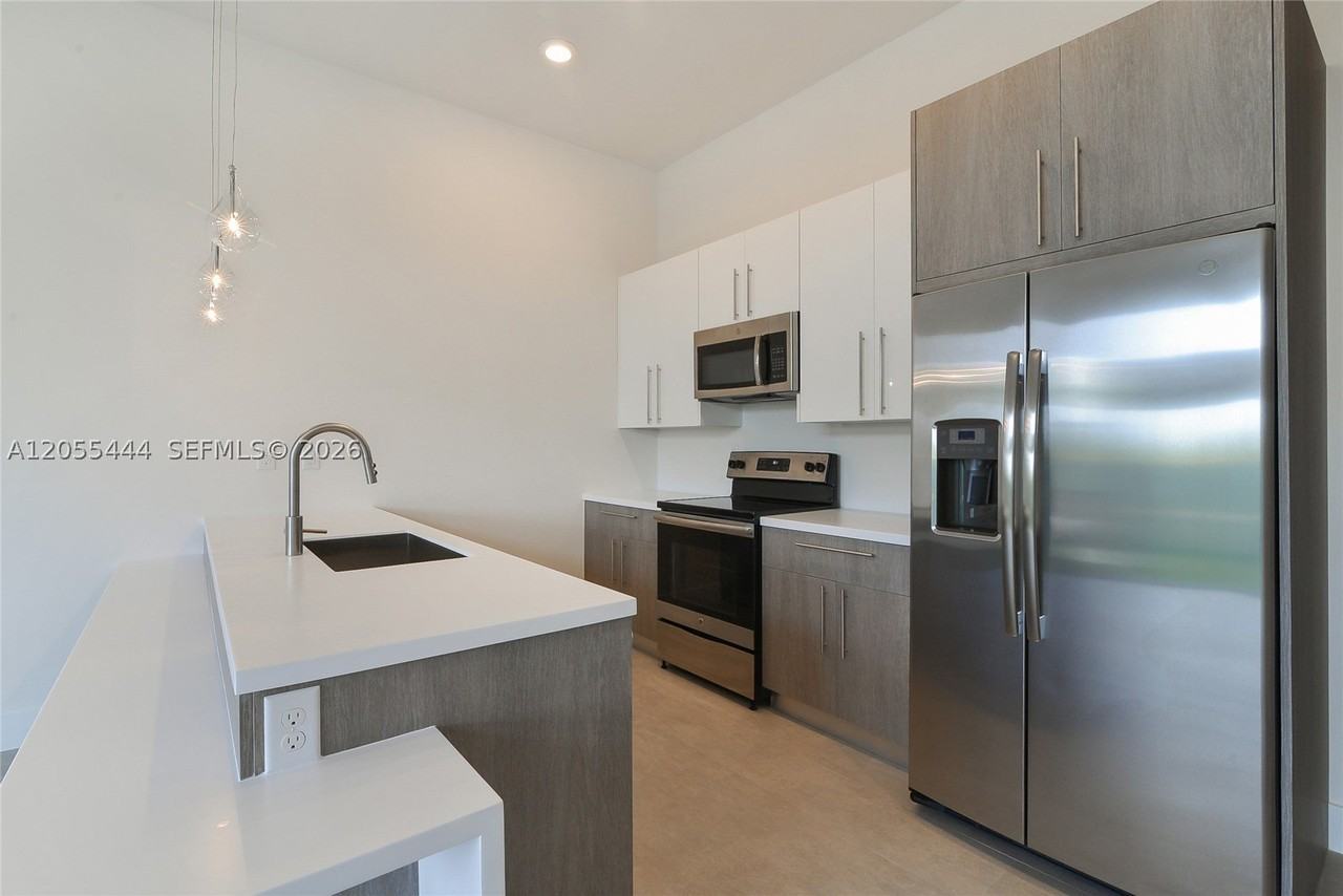 4413 Nw 9th St - Photo 7 of 15