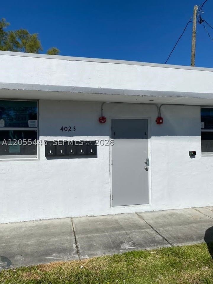 4023 Sw 19th St #D - Photo 2 of 30