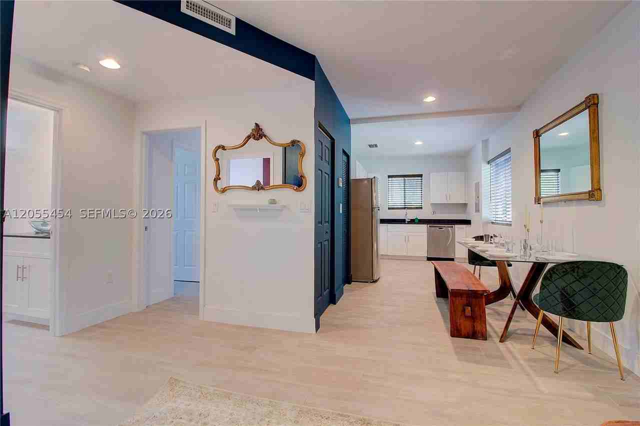 427 Nw 34th St #4 - Photo 3 of 28