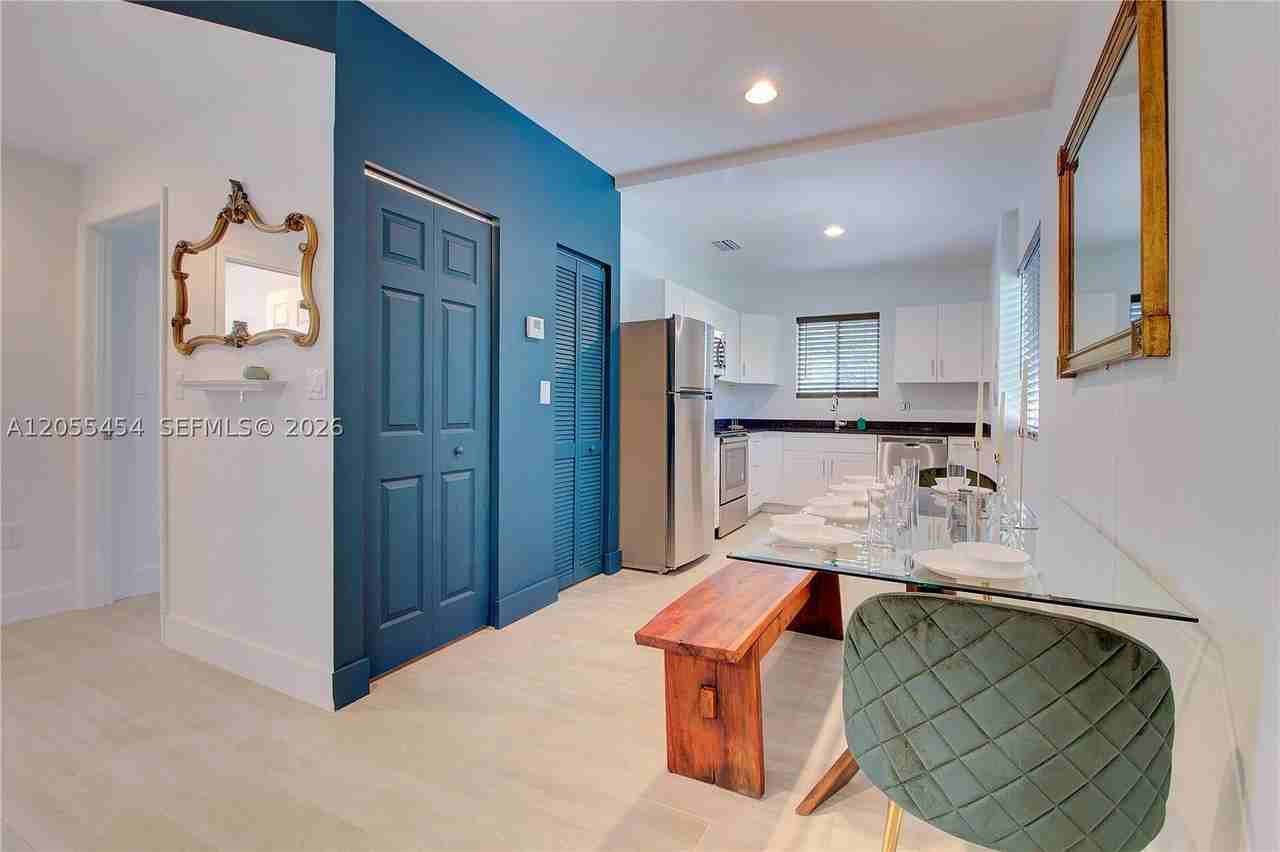 427 Nw 34th St #4 - Photo 4 of 28