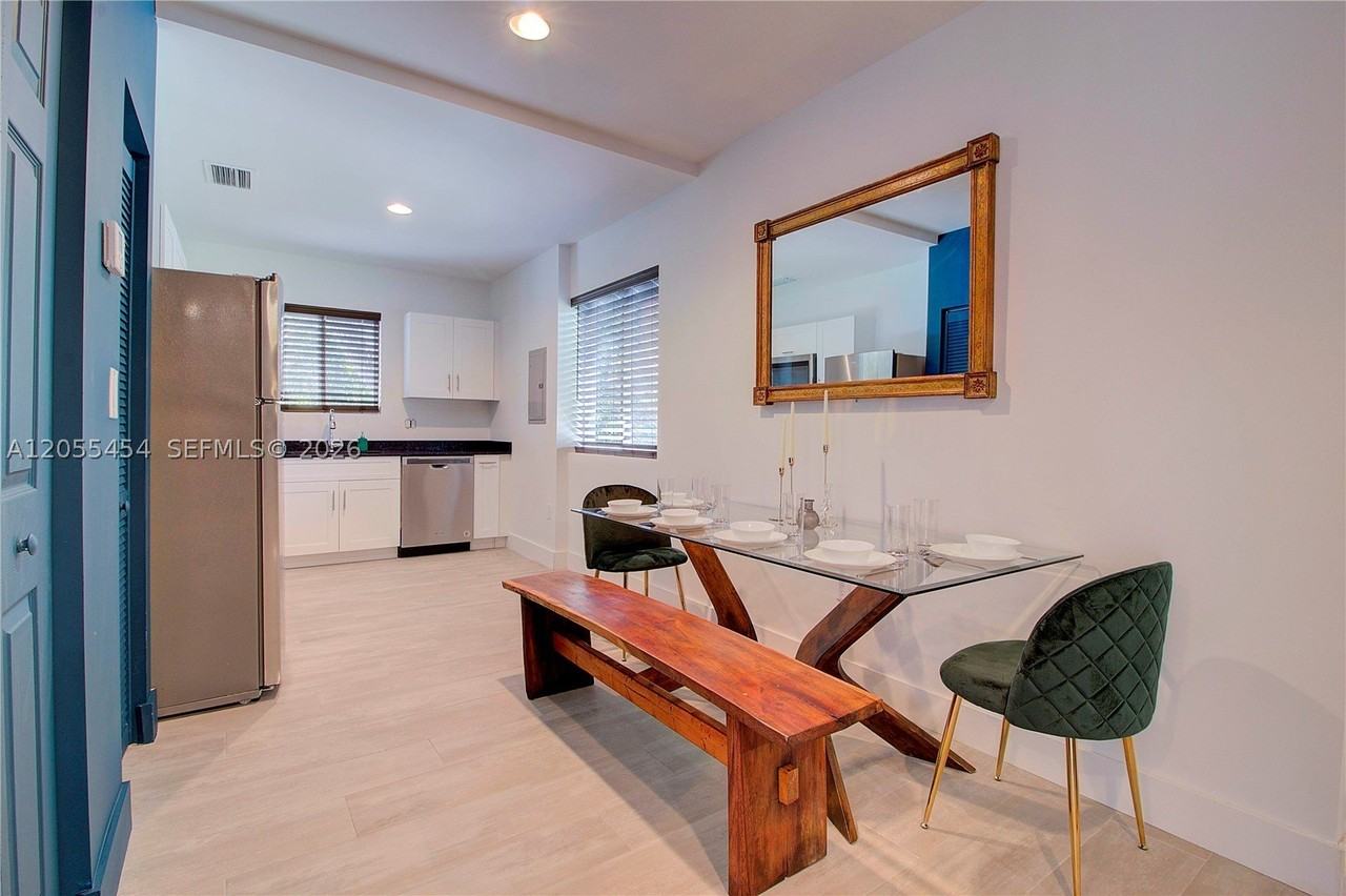427 Nw 34th St #4 - Photo 5 of 28