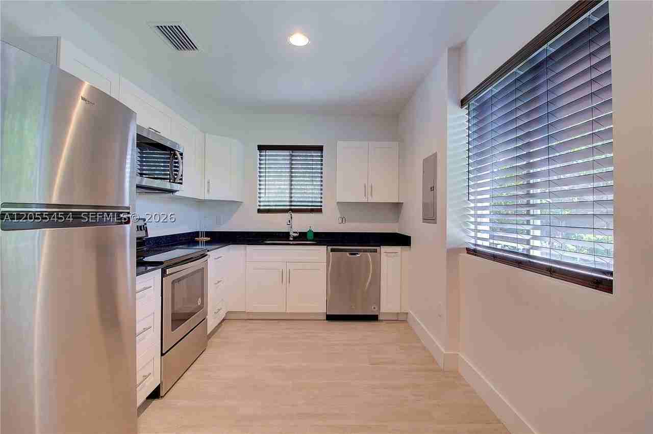 427 Nw 34th St #4 - Photo 6 of 28