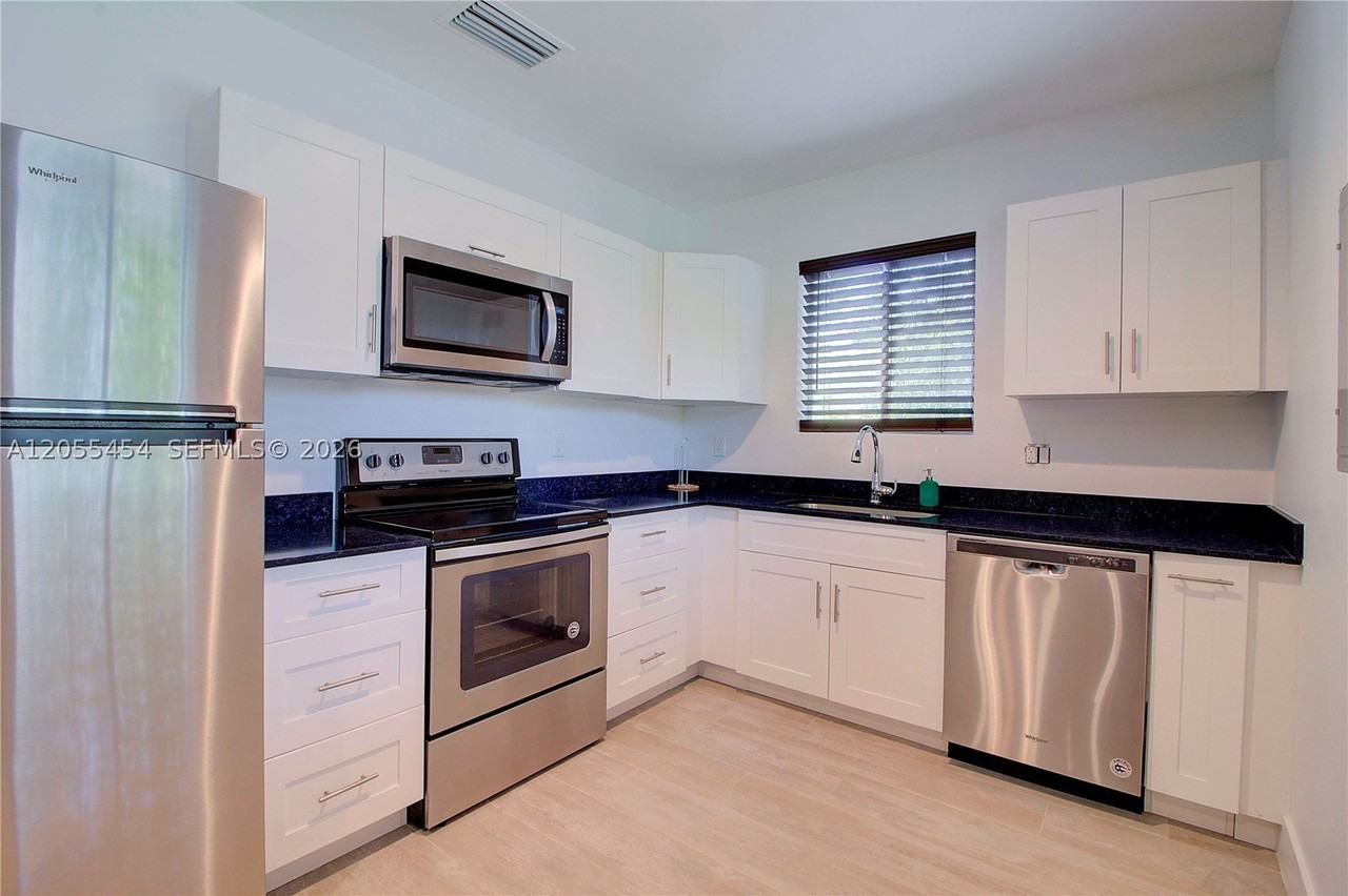 427 Nw 34th St #4 - Photo 7 of 28