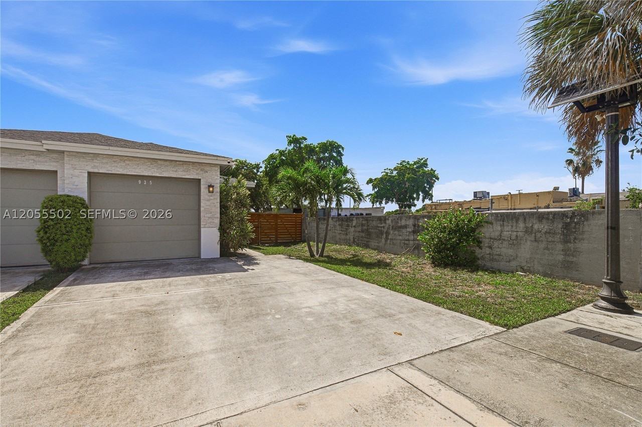 935 Nw 2nd Ave - Photo 3 of 27