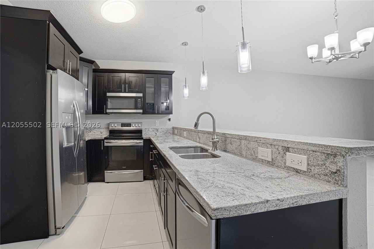 935 Nw 2nd Ave - Photo 4 of 27