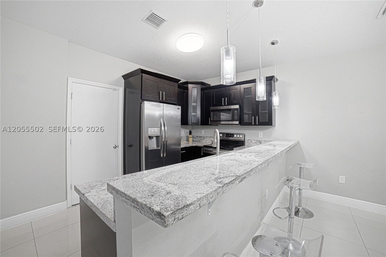 935 Nw 2nd Ave - Photo 5 of 27