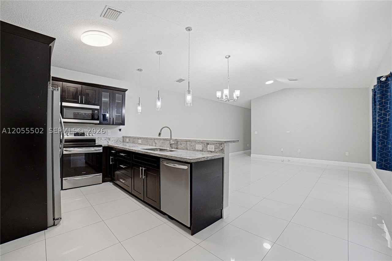935 Nw 2nd Ave - Photo 6 of 27