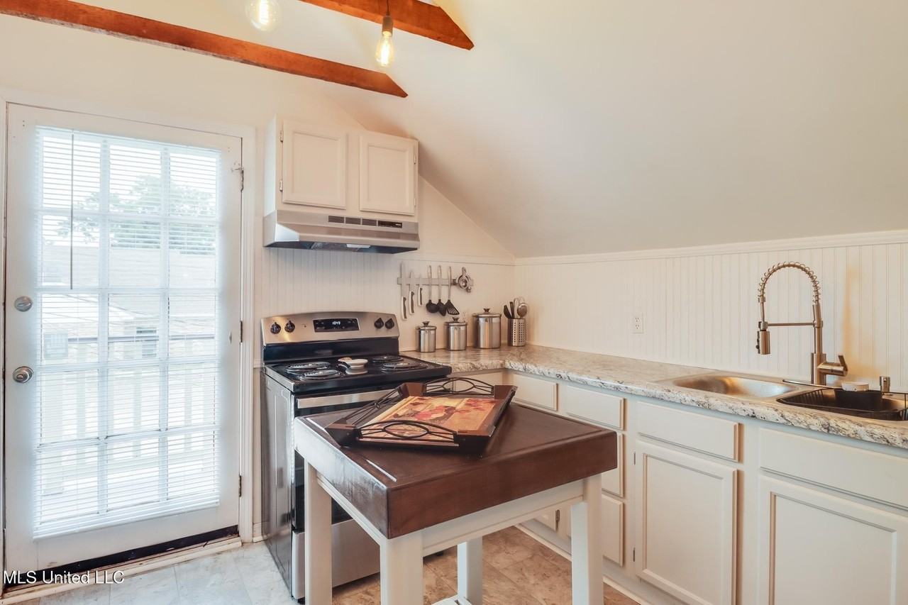 777 Watkins Ave - Photo 2 of 22