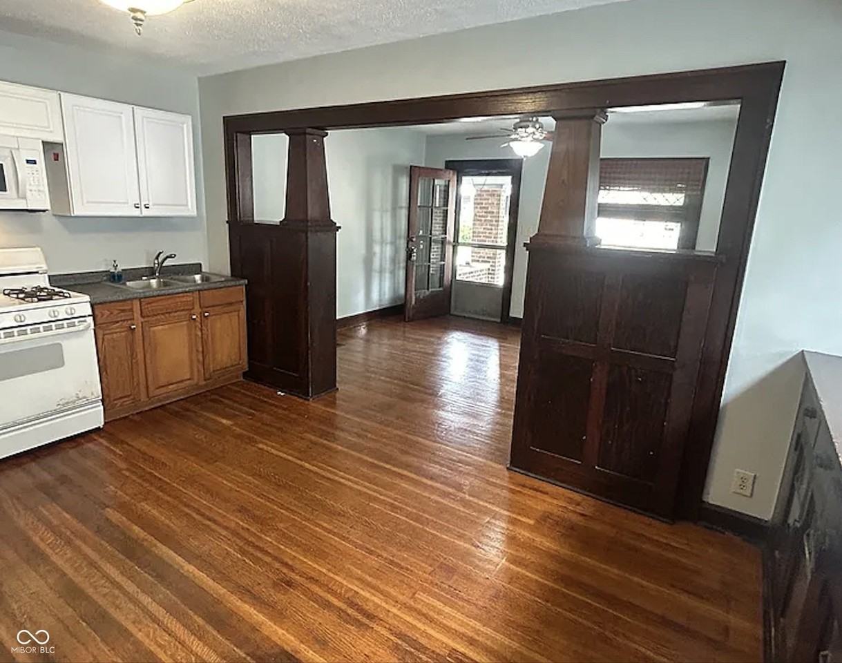 322 N Oakland Ave - Photo 2 of 9