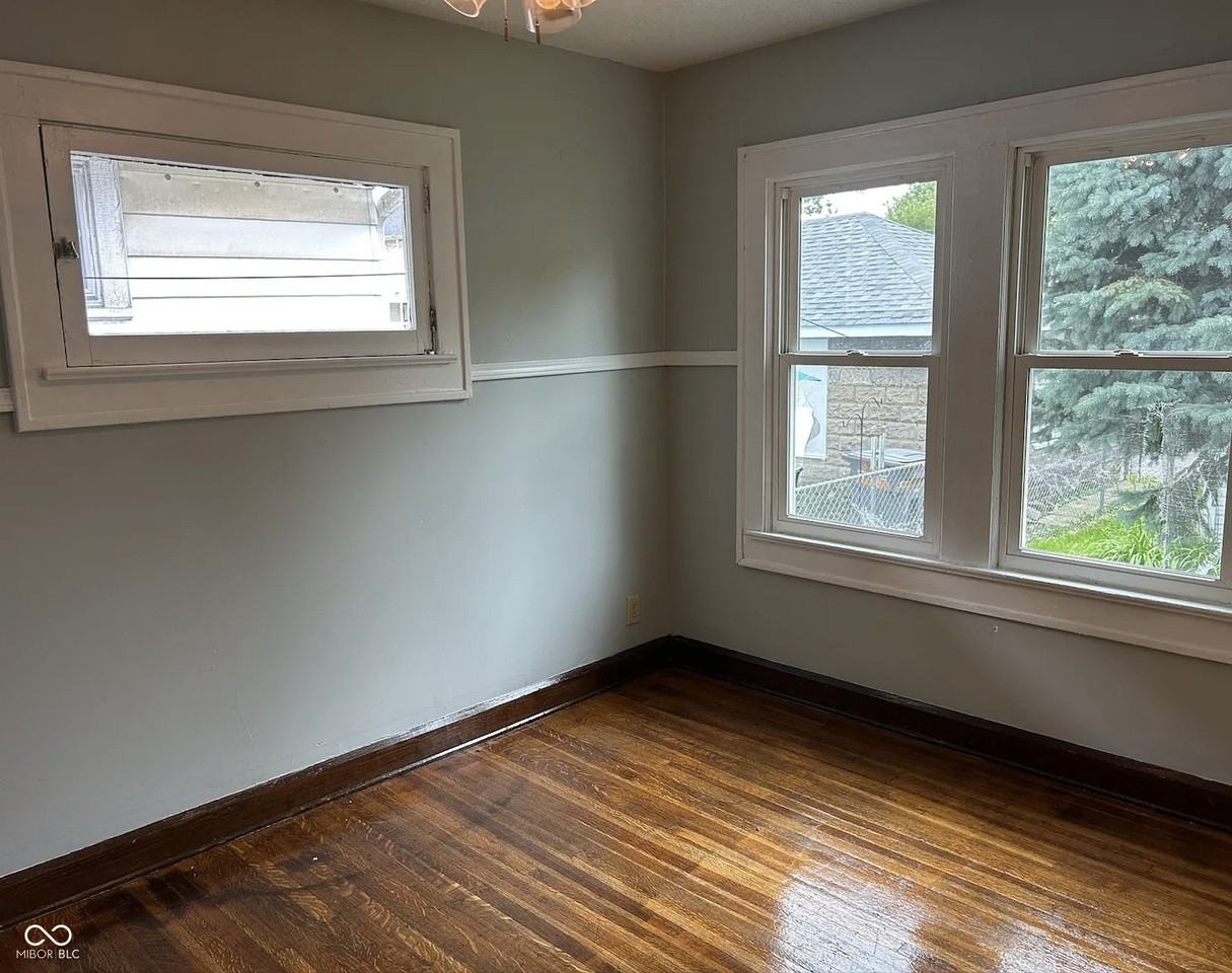 322 N Oakland Ave - Photo 3 of 9