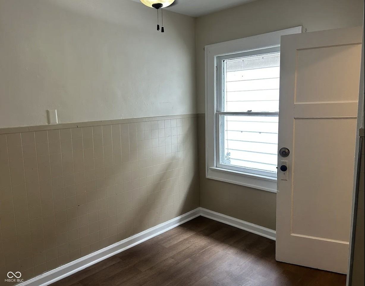 322 N Oakland Ave - Photo 4 of 9