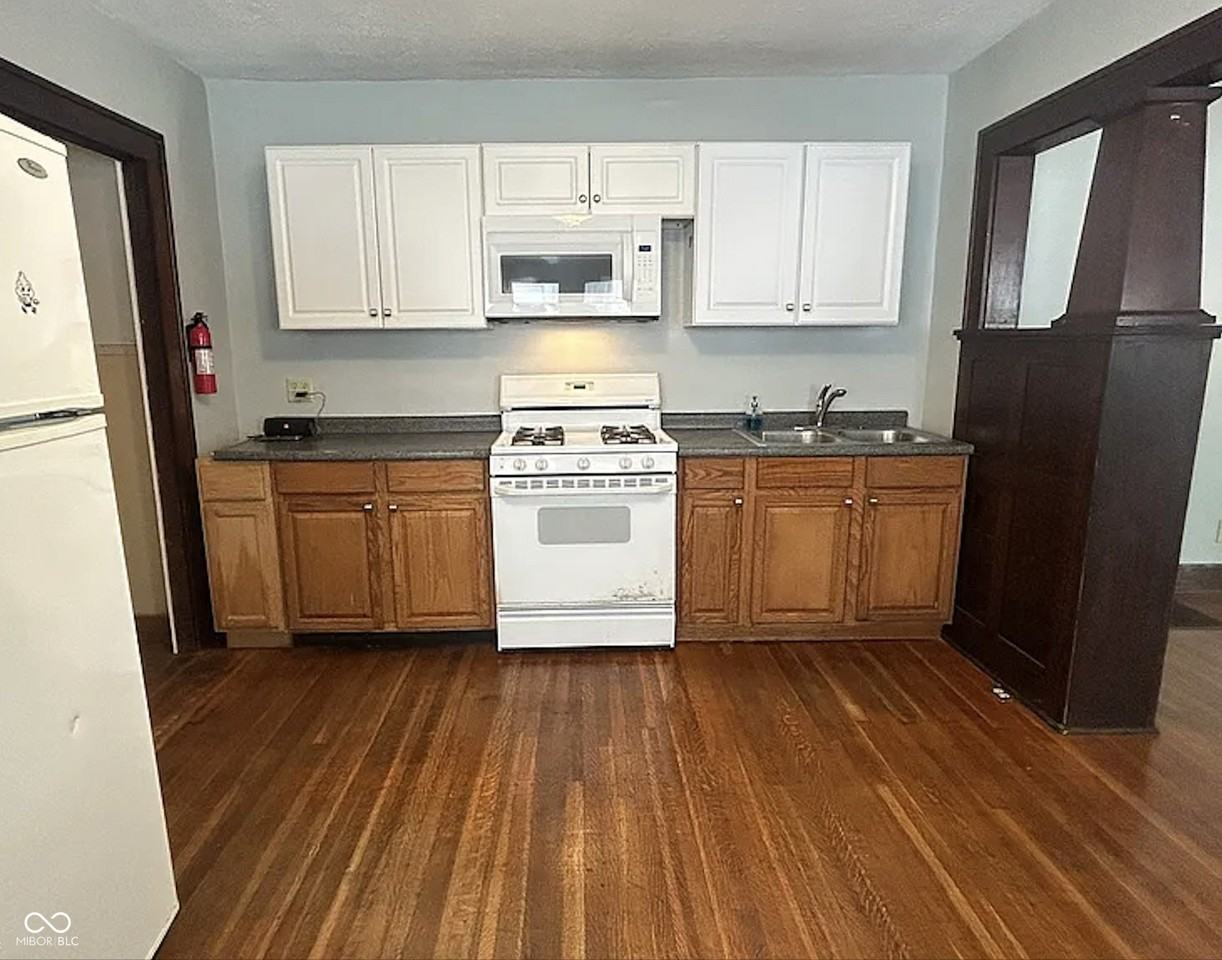 322 N Oakland Ave - Photo 5 of 9