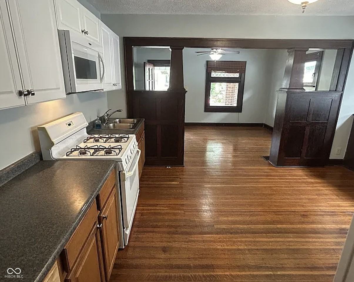 322 N Oakland Ave - Photo 6 of 9