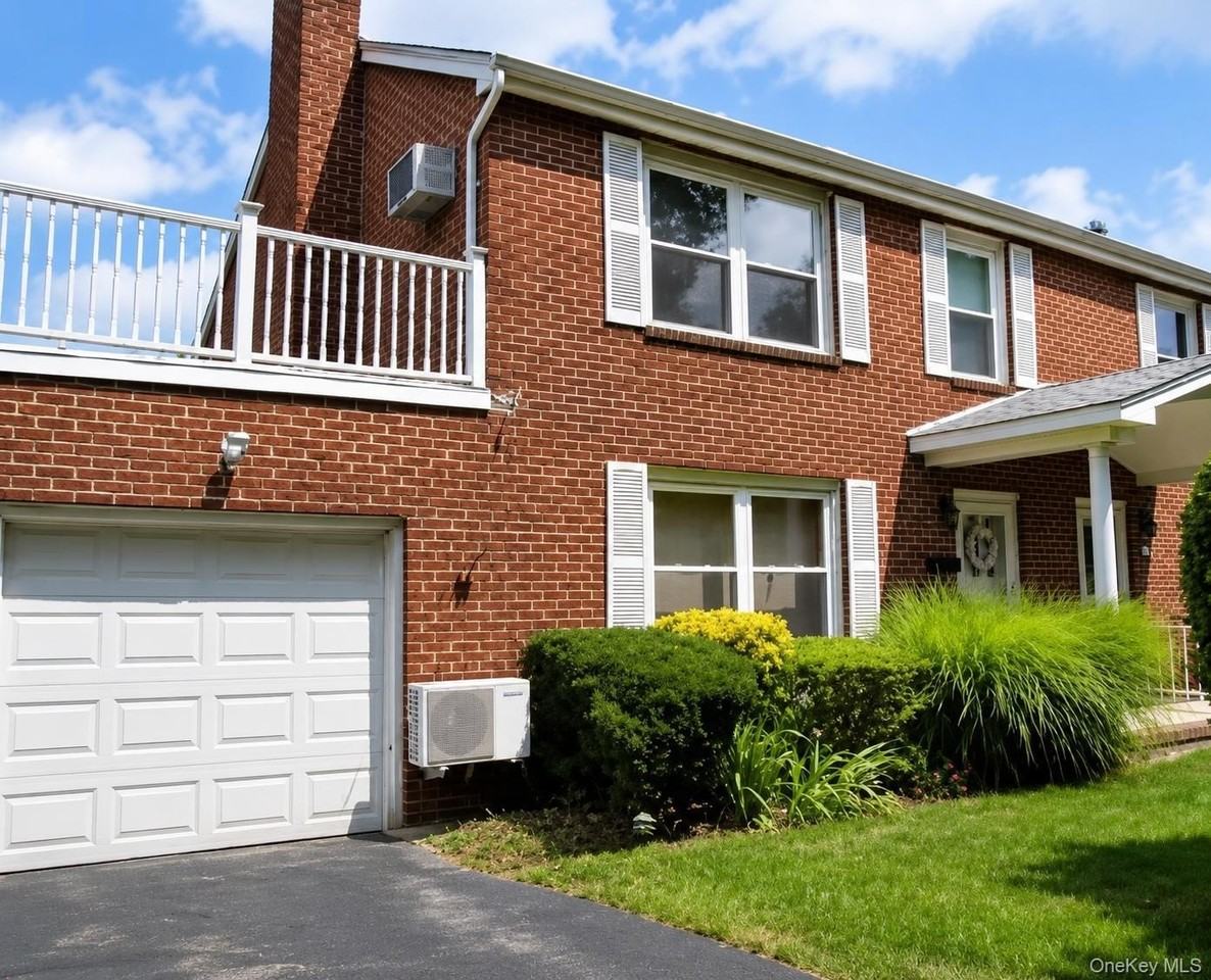 121 Manhasset Ave - Photo 3 of 40