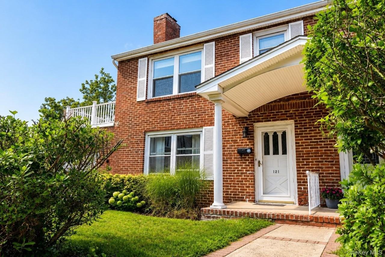 121 Manhasset Ave - Photo 2 of 40