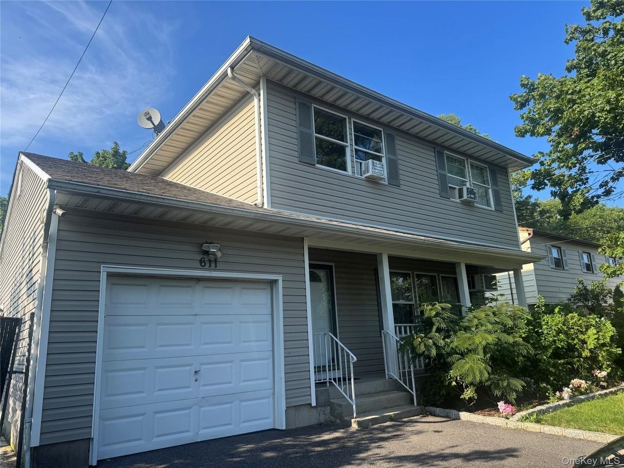 611 Peconic Ave - Photo 2 of 15