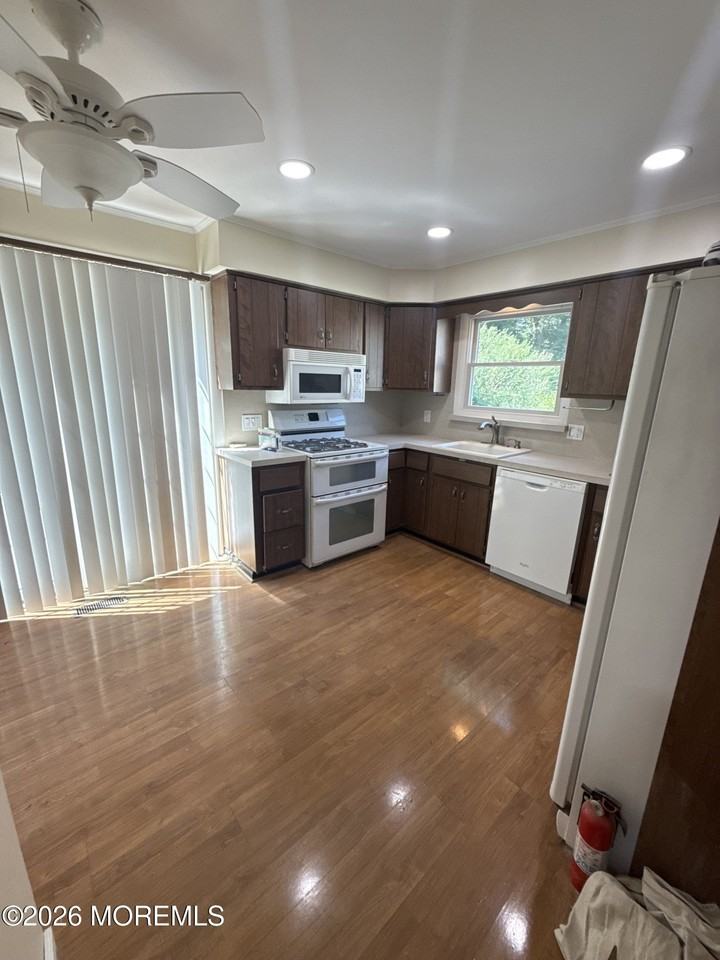 54 Longwood Dr - Photo 4 of 10