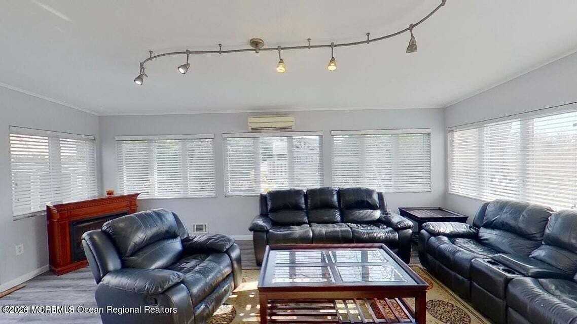 743 Shrewsbury Ave - Photo 2 of 7