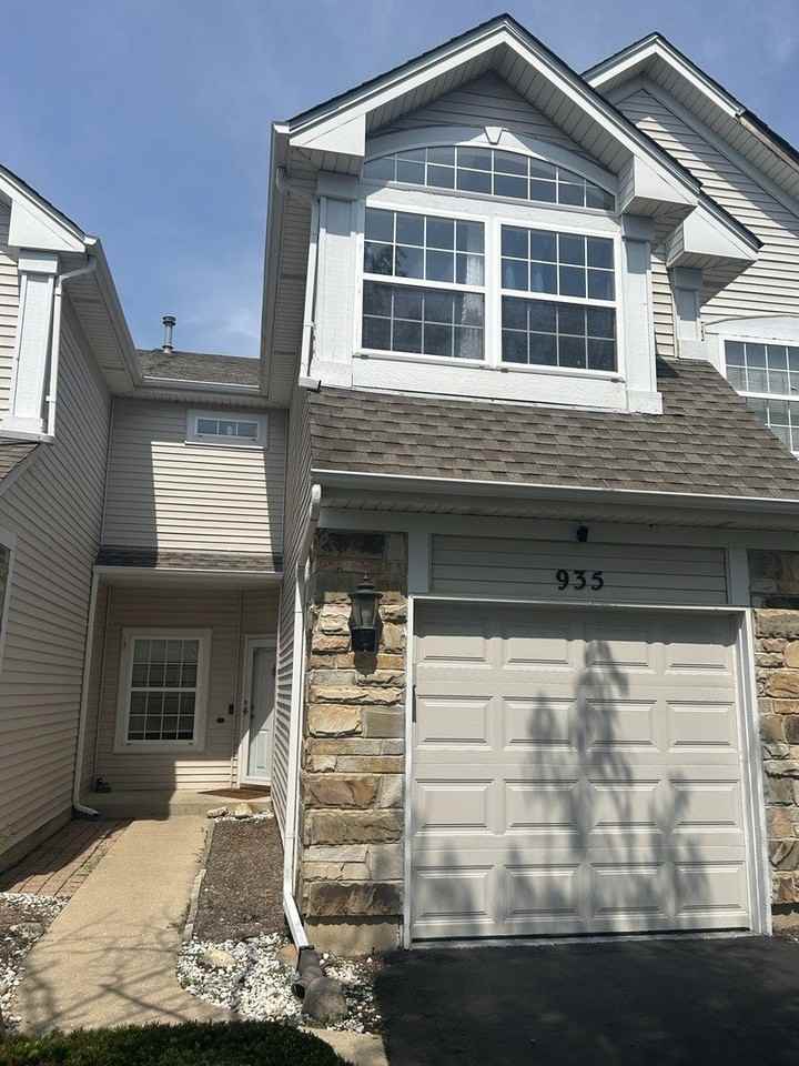 935 Viewpoint Dr - Photo 2 of 27