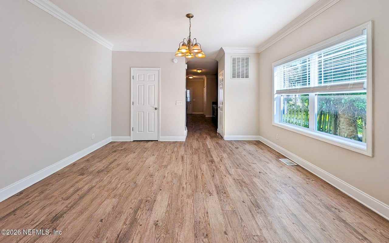 411 3rd Ave S #B - Photo 4 of 11
