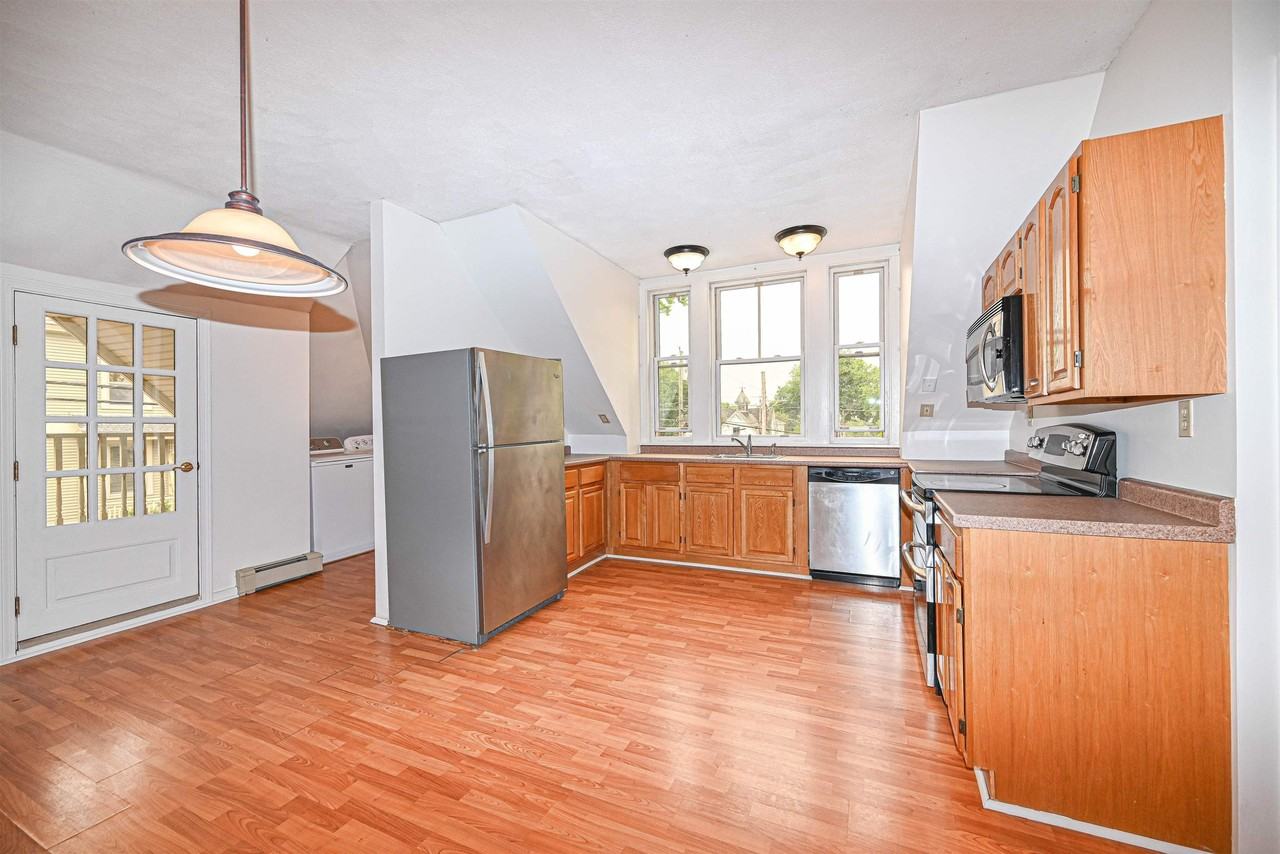 55 Bay St Apt B - Photo 3 of 26