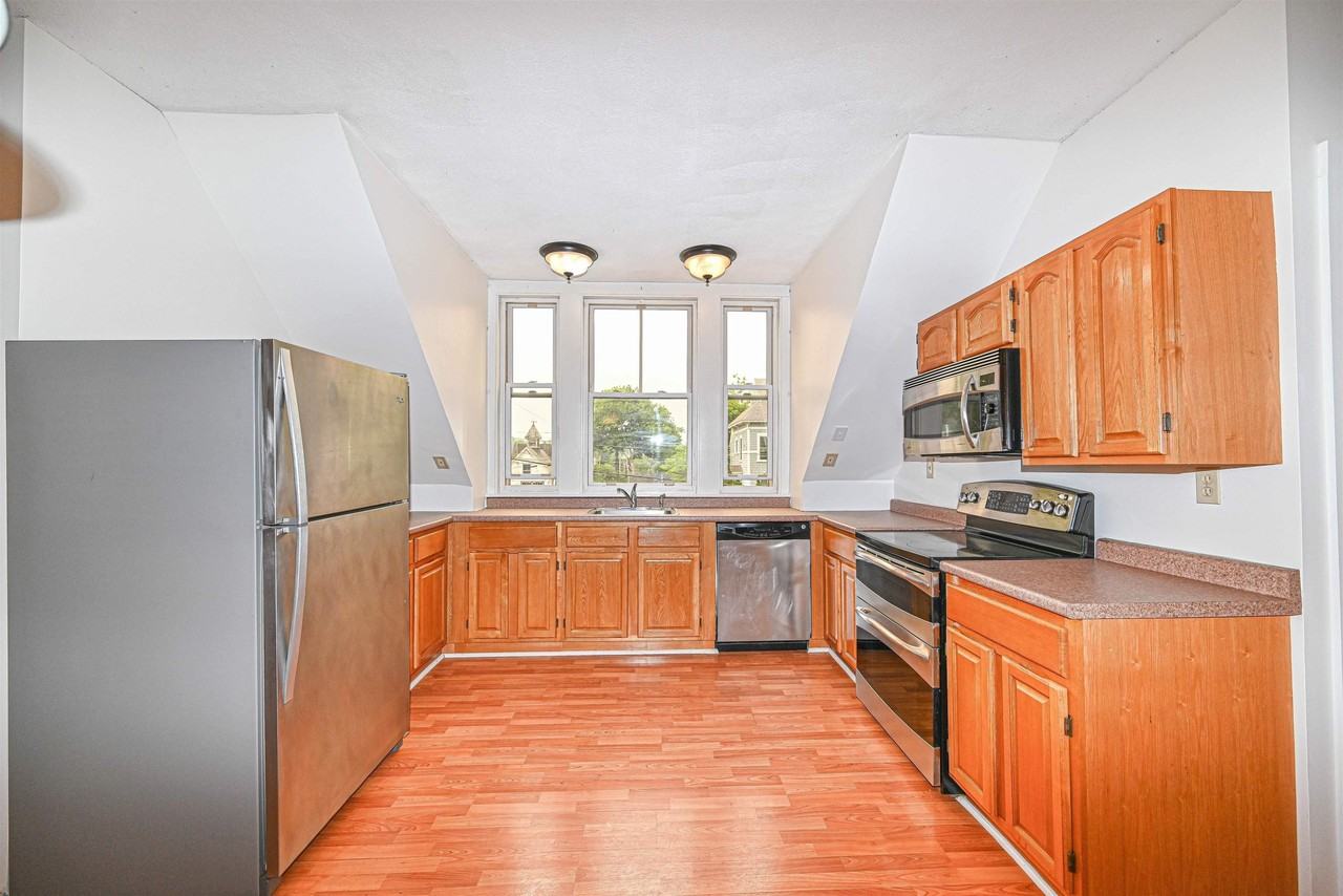 55 Bay St Apt B - Photo 4 of 26