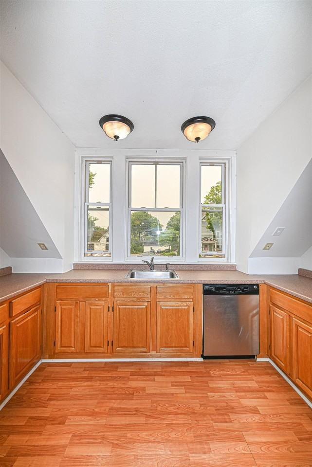 55 Bay St Apt B - Photo 5 of 26