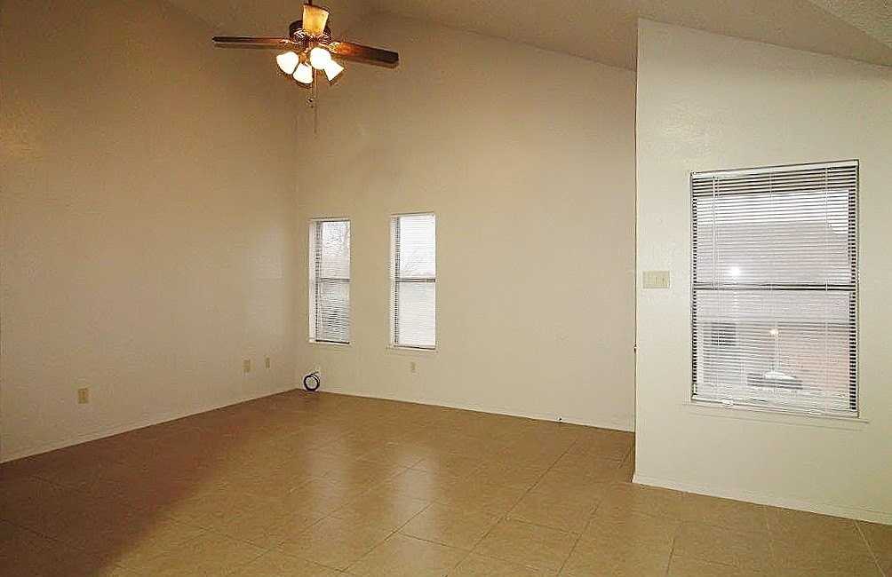 1110 Curtis Dr - Photo 4 of 13