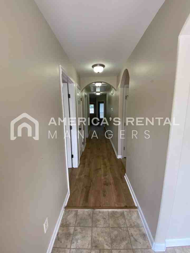 2807 Southwood Ln - Photo 2 of 24