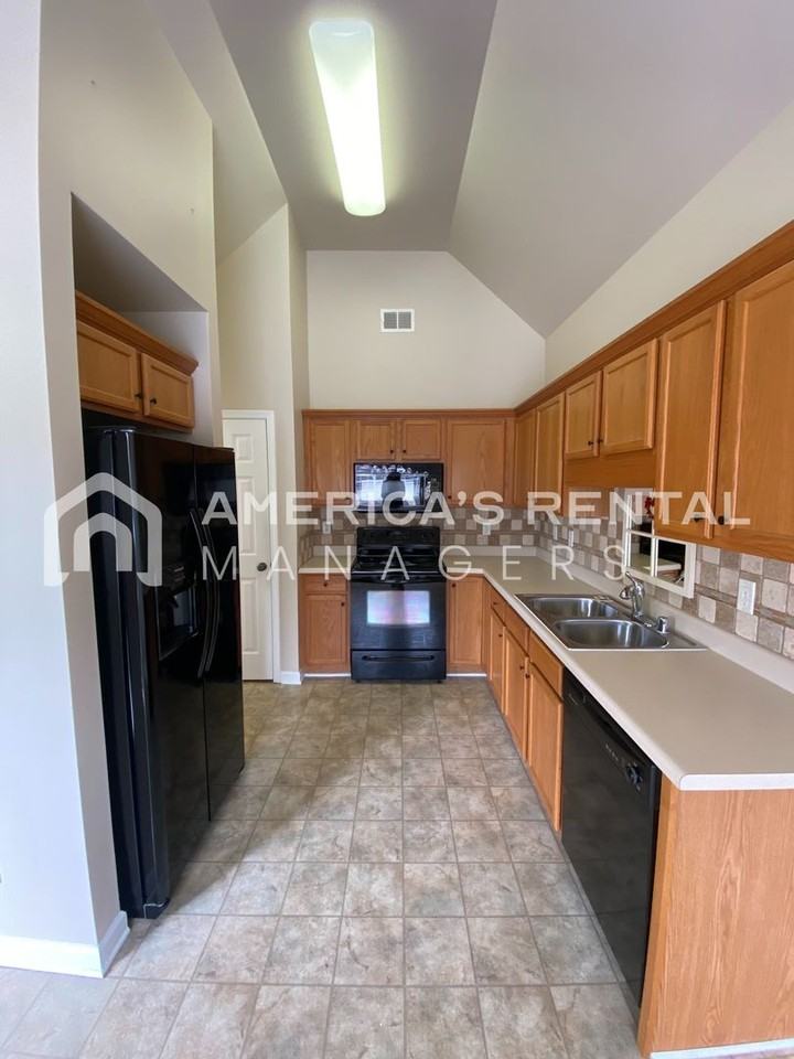 2807 Southwood Ln - Photo 4 of 24